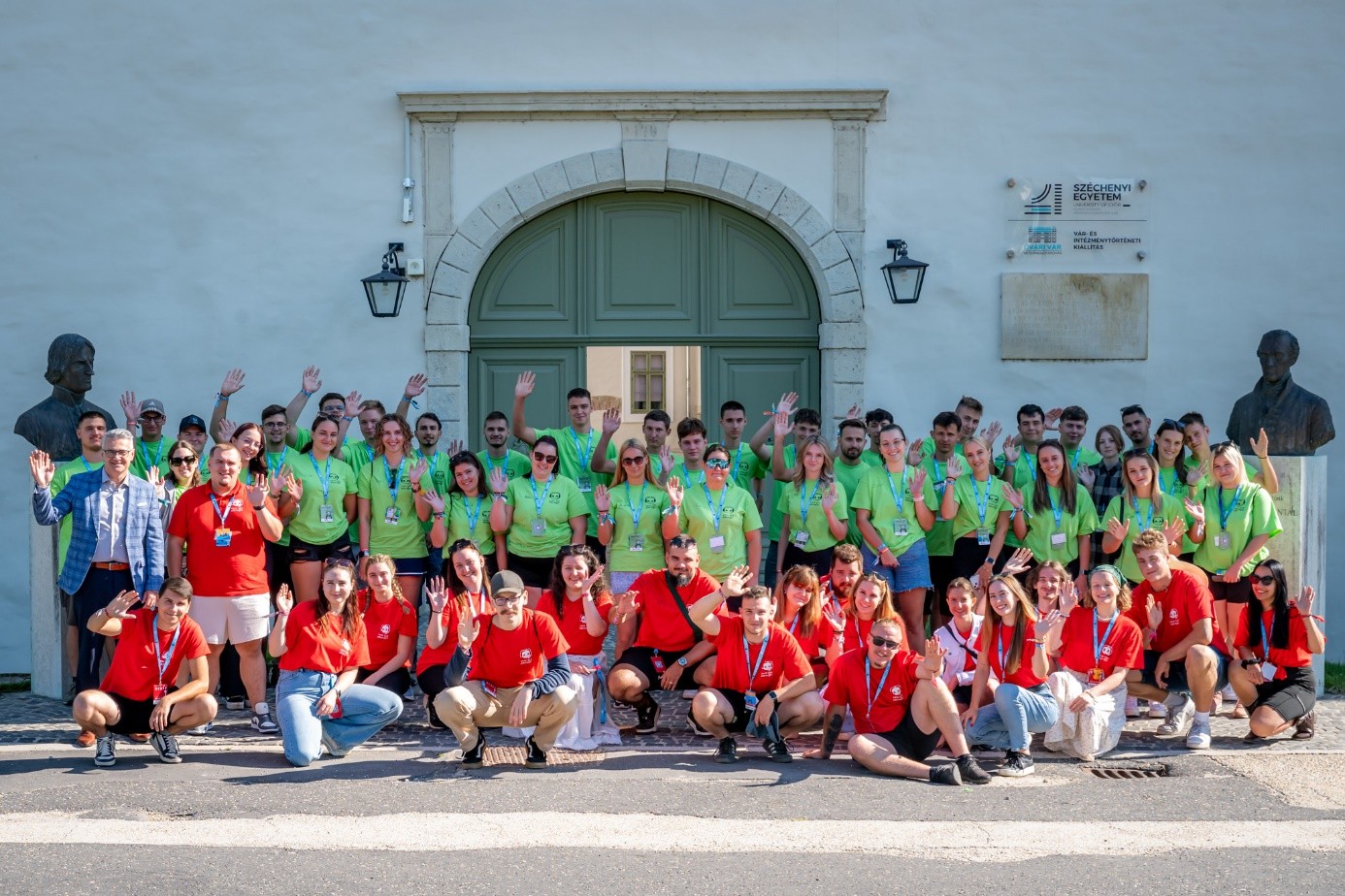 The team of Mosonmagyaróvár students in front of the Castle of Mosonmagyaróvár. (Photo: András Adorján)